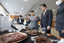 홍삼제조 송인생 명인에게 설명듣는 정황근 농식품부 장관