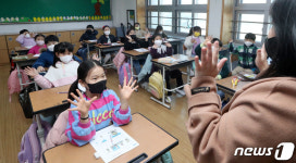 실내마스크 해제되면 어린이집·학교는…딜레마에 빠진 학부모