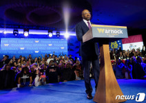 [포토] 재선 성공 라파엘 워녹 美조지아주 상원의원