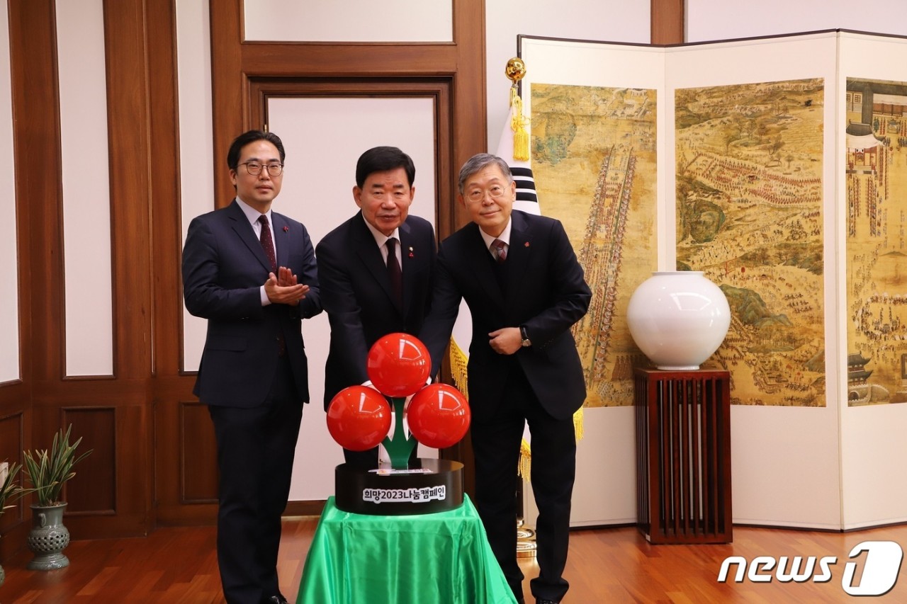 한덕수 대통령 권한대행, 결핵 퇴치를 위한 크리스마스 씰 성금 전달