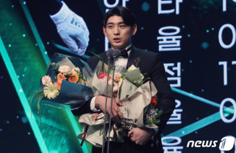 '최다득표' 이정후, 5년 연속 골글…'은퇴' 이대호 최고령 수상(종합)