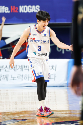 '우동현 4쿼터 맹활약' 한국가스공사, 선두 KGC 꺾고 2연승