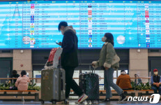 성탄절 느낌 자아내는 인천공항 전광판