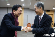 신평 변호사와 인사하는 김기현 국민의힘 의원