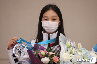 신지아 '얼굴만한 메달 목에 걸고'