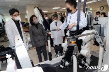 국립재활원 찾은 나경원 부위원장