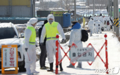 줄지어 들어가는 방역관계자들