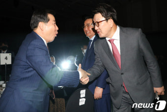 인사하는 권성동·이철규 의원