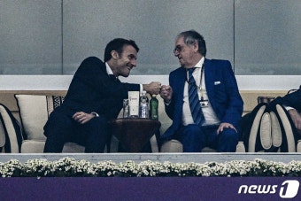 '추가 골'에 주먹 인사하는 마크롱
