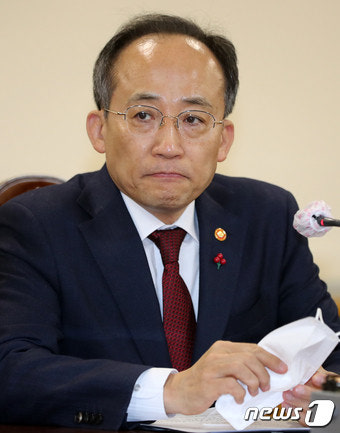 대통령 앞에 선 추경호, 내년 정책 '수출·물가' 총력대응 강조