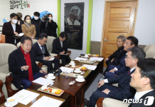 군위군청 찾아 환담 나누는 홍준표 대구시장