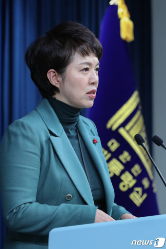 현안 브리핑하는 김은혜 홍보수석