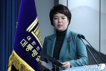 브리핑룸 입장하는 김은혜 홍보수석
