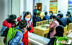 과학기술 학습하는 부모… 이를 바라보는 북한 어린이들