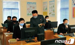 노동신문 농업과학기술학습 강조…용전과수농장 일꾼들 모습