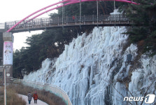 겨울왕국으로 변한 송해공원