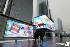 거대한 미디어아트 전시관으로 변신한 무역센터 일대