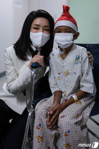 '심장 수술' 캄보디아 아동 병실 찾은 김건희 여사