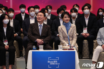 윤 대통령 부부, 靑 영빈관에서 미래 과학자와의 대화