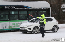 516도로 차량 통제하는 경찰