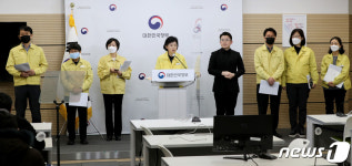 실내마스크 의무 조정 추진방안 설명하는 질병관리청