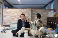 윤 대통령 부부, 리트리버 강아지들과