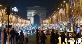 파리 샹젤리제 거리를 수 놓은 성탄절 조명 장식들
