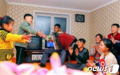 [데일리 북한] 소년단원들, 앞날의 주인공…미래 세대 적극 부각