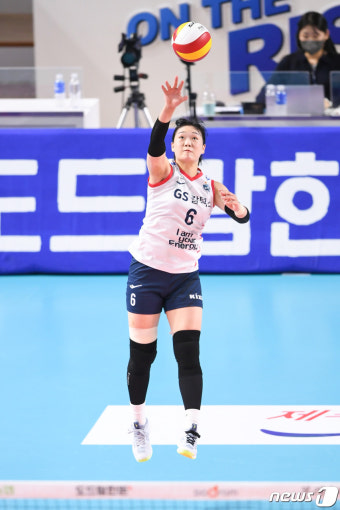 '국가대표 리베로' 오지영 페퍼저축은행 간다…신인 지명권과 트레이드