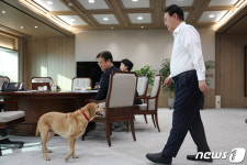 대통령 집무실로 출근한 은퇴 안내견 새롬이