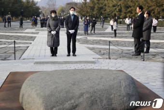 봉하마을 찾은 김경수 전 지사