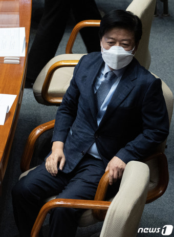 자리에 착석한 노웅래 의원