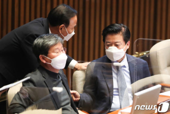 여당 의원과 인사하는 노웅래 의원