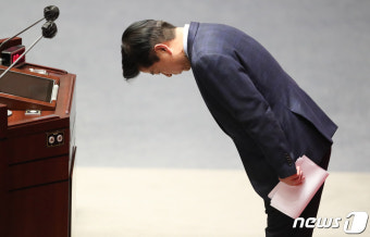 고개 숙여 인사하는 노웅래 의원