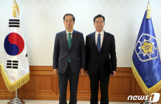 송하철 목포대학교 총장과 기념 촬영하는 한덕수 총리