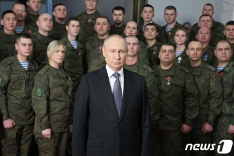 군 부대 방문해 대국민 새해 연설하는 푸틴