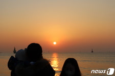 반가워 계묘년 부산 해운대·광안리 해수욕장 등에 10만 해맞이 인파 모여