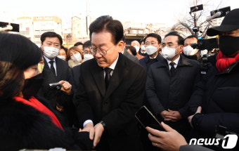 유족 위로하는 이재명 대표