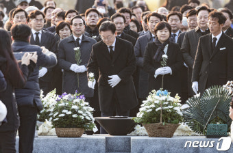 고 노무현 전 대통령 묘역 찾은 이재명 대표