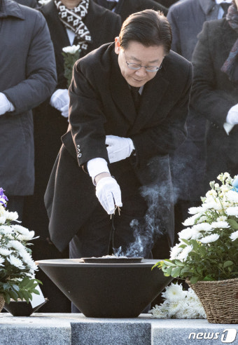 고 노무현 전 대통령 묘역에 분향하는 이재명 대표