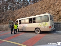 구례서 28인승 마을버스 가드레일 추돌
