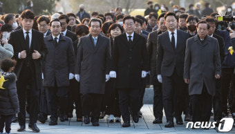 고 노무현 전 대통령 묘역 찾은 이재명 민주당 대표