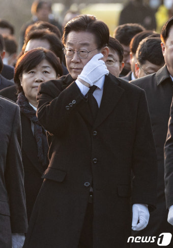 이재명 대표 '고 노무현 전 대통령 묘역 참배 위해'