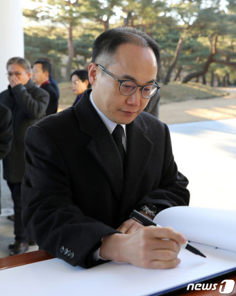 방명록 작성하는 이원석 검찰총장
