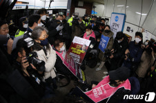 스크럼 짠 교통공사에 승차 저지당하는 전장연