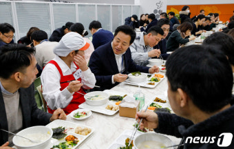 시청직원들과 식사하는 오세훈 서울시장