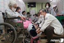 대구 곽병원, 새해 맞아 환자 발 씻기는 섬김의 세족식’
