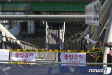 내려앉은 도림보도육교 통행 제한