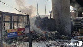 부산 충장고가 아래 재활용 쓰레기 선별장서 불…소방 진화 중