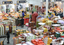 설 앞두고 분주한 수원농수산물도매시장 과일동